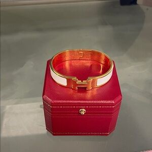 Elegant Gold and White Bracelet